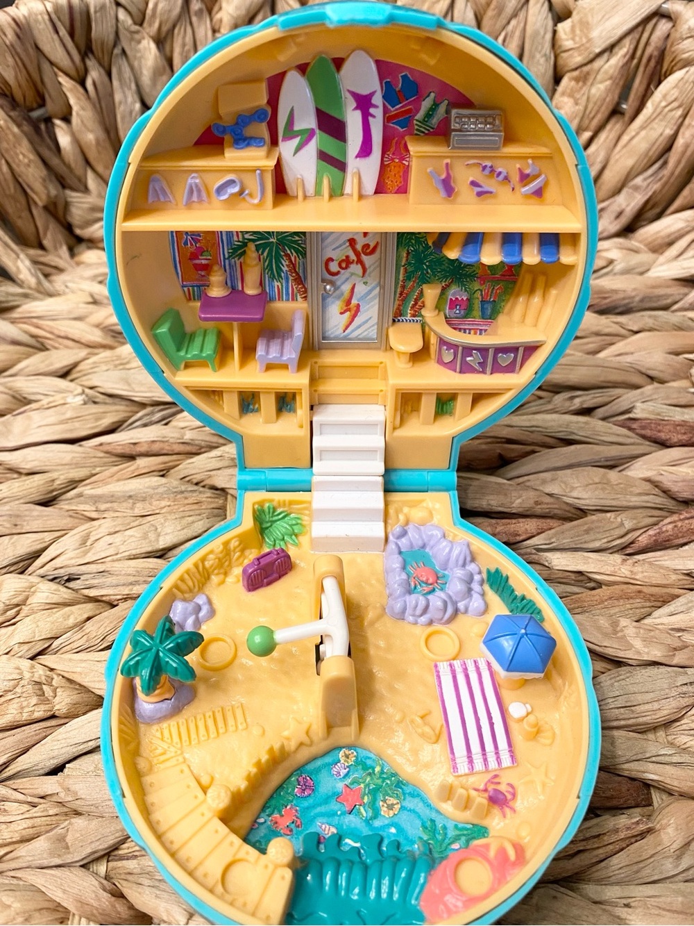 1989 Polly Pocket Beach Party Collectible Compact - Picture 2 of 6